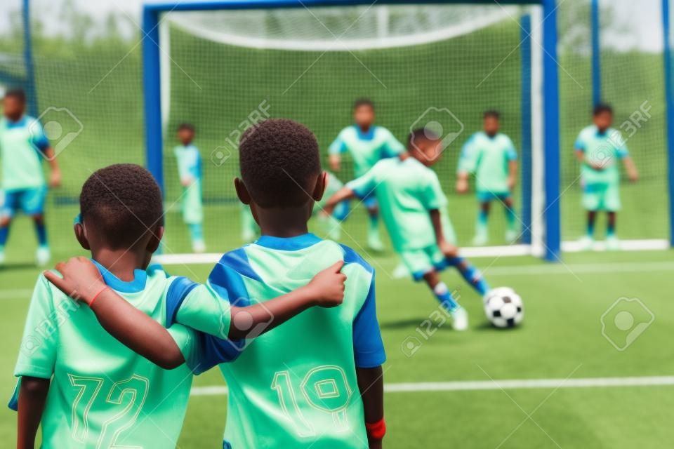 Bola de jogador de futebol e jovem feliz em jogar um divertido