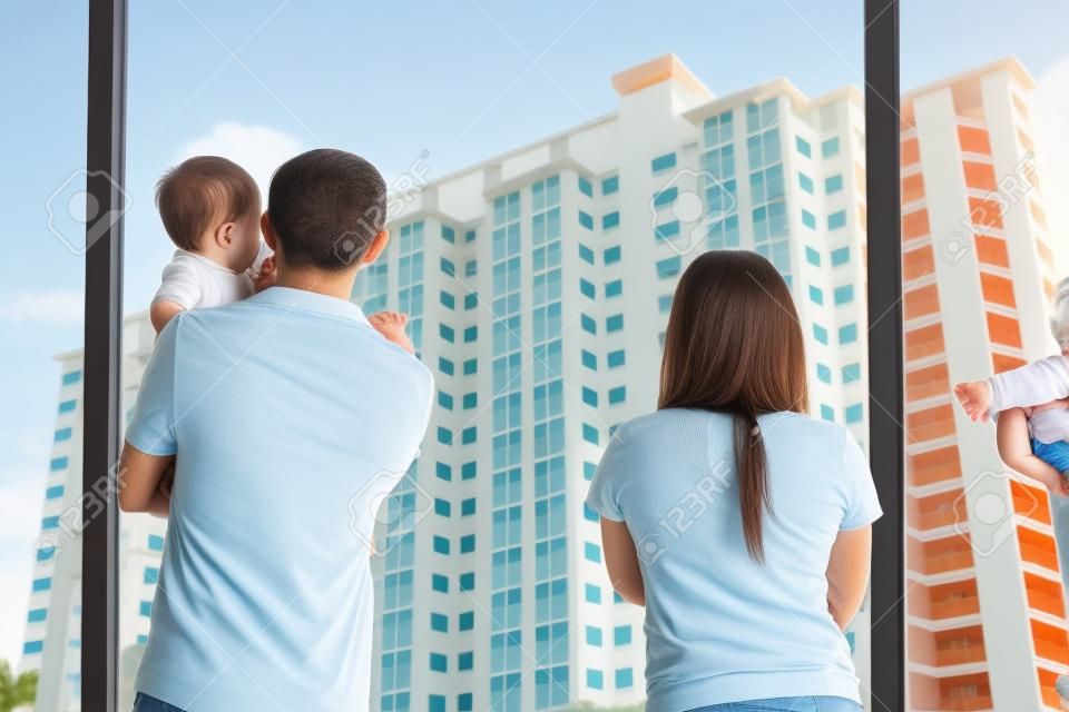 Padre e mamma con il bambino che guardano alla residenza per la famiglia