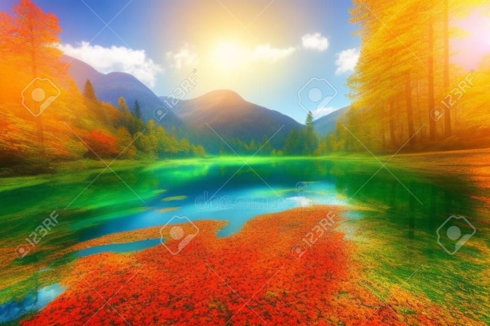 Bela paisagem de outono com lago de montanha e floresta em dia ensolarado