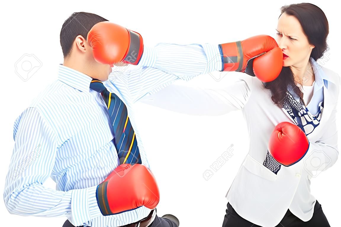 Hombre de negocios ser pateado por una mujer de negocios con guantes de boxeo aisladas sobre fondo blanco