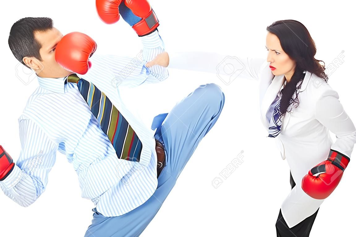Hombre de negocios ser pateado por una mujer de negocios con guantes de boxeo aisladas sobre fondo blanco