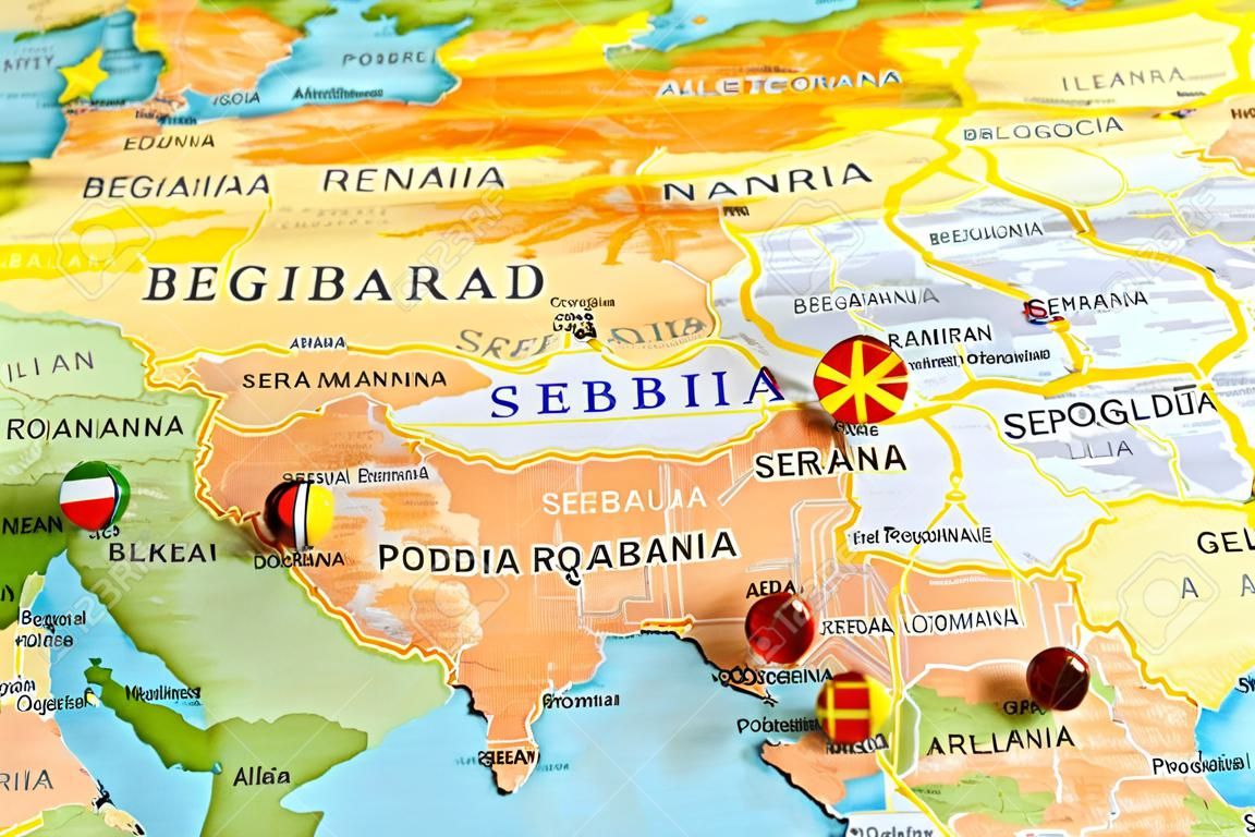 地理的な地球上のバルカン半島の拡大図、地図は首都セルビア-ベオグラード、ブルガリア-ソフィア、ルーマニア-ブカレスト、モンテネグロ-ポドゴリツァを示しています。アルバニア-ティラナとその旗