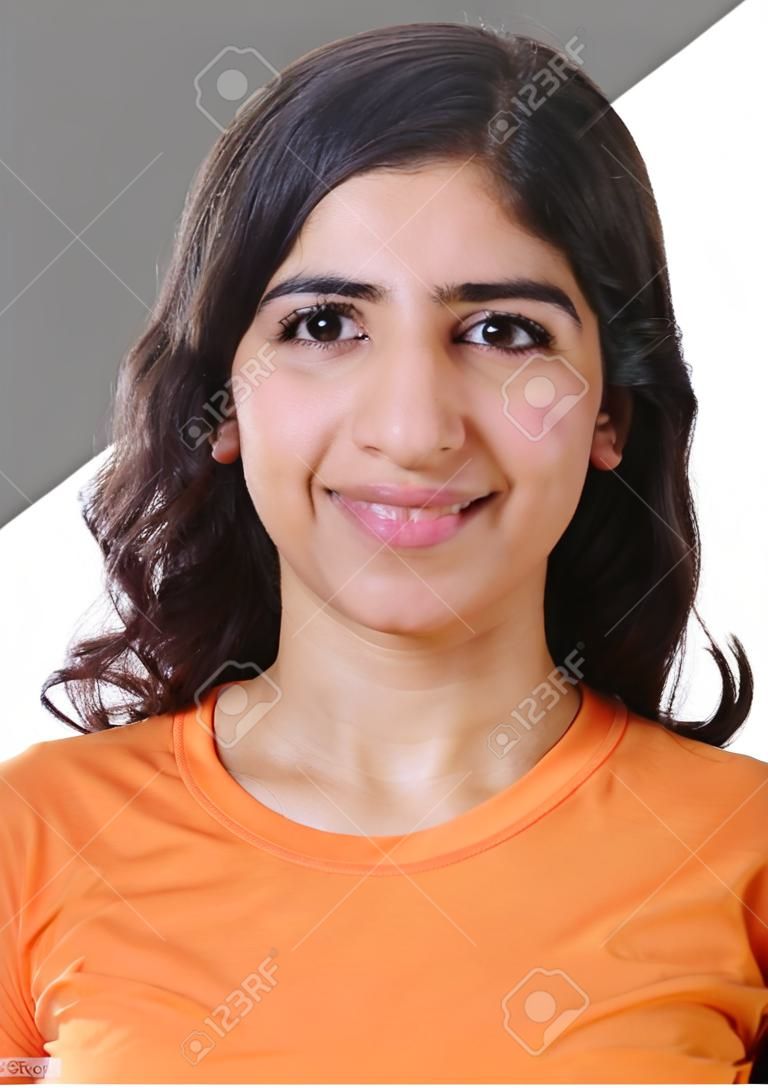 foto de pasaporte de una mujer joven árabe