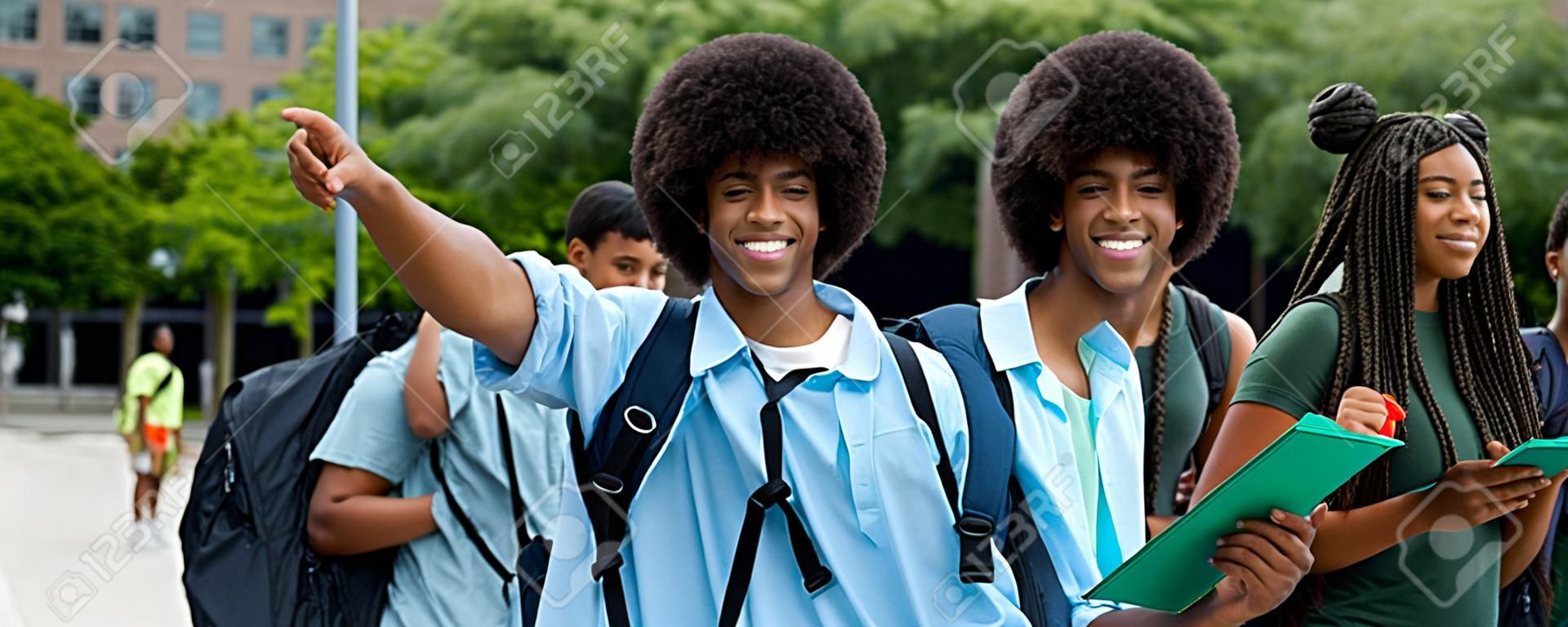 Studente maschio afroamericano incoraggiante con un gruppo di giovani adulti