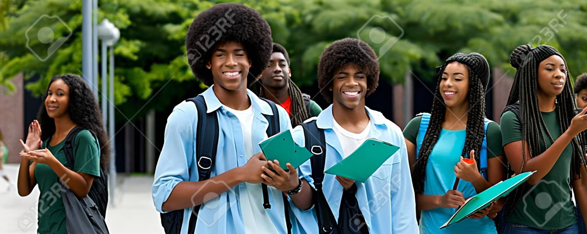 Studente maschio afroamericano incoraggiante con un gruppo di giovani adulti