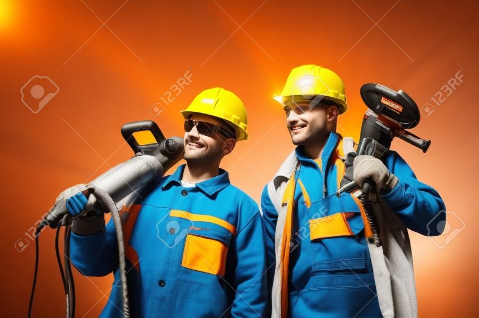 Bauarbeiter mit Elektrowerkzeugen