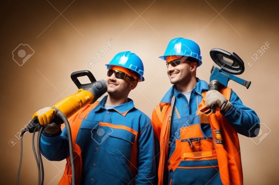 travailleurs de la construction avec des outils électriques