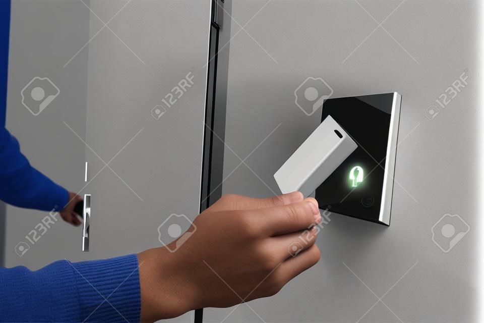 electronic key access system to lock and unlock doors