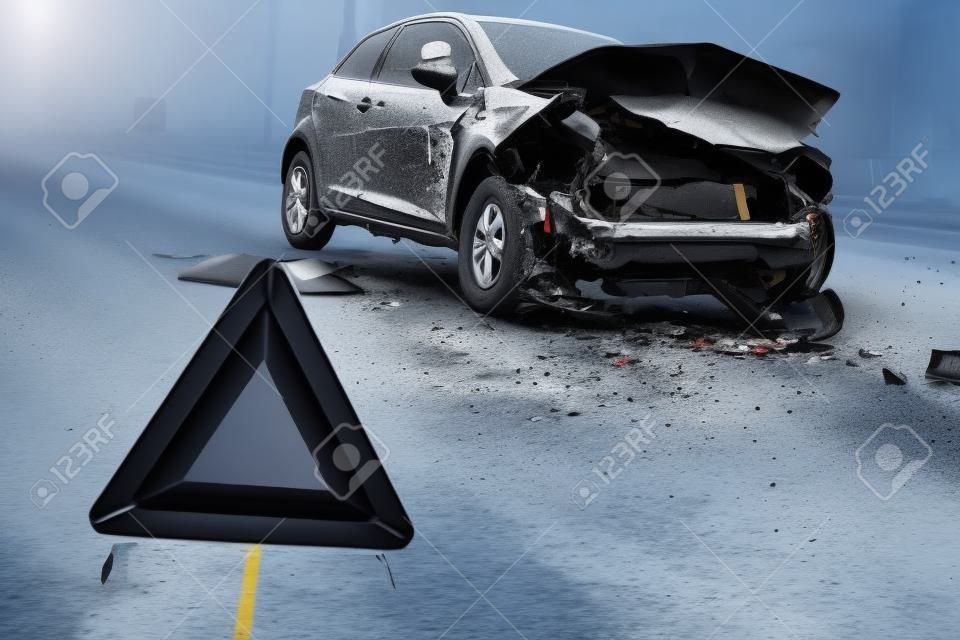 auto incidente incidente su strada, le automobili danneggiate dopo la collisione in città
