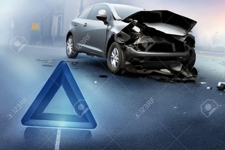 wypadek samochodowy wypadek na ulicy, uszkodzone samochody po kolizji w mieście