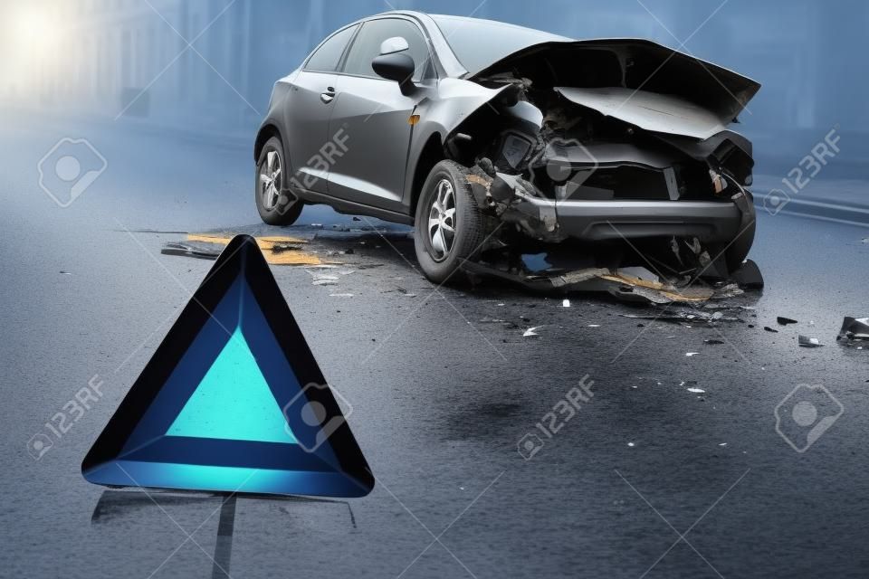 auto incidente incidente su strada, le automobili danneggiate dopo la collisione in città