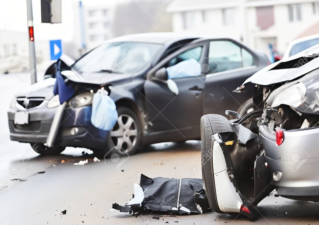 car crash baleset utcán, sérült autók ütközés után a városban
