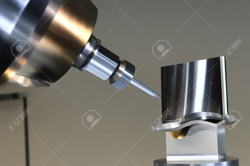 Fresado de corte proceso metalúrgico. La precisión de mecanizado CNC industrial de detalle del metal mediante un molino en la fábrica