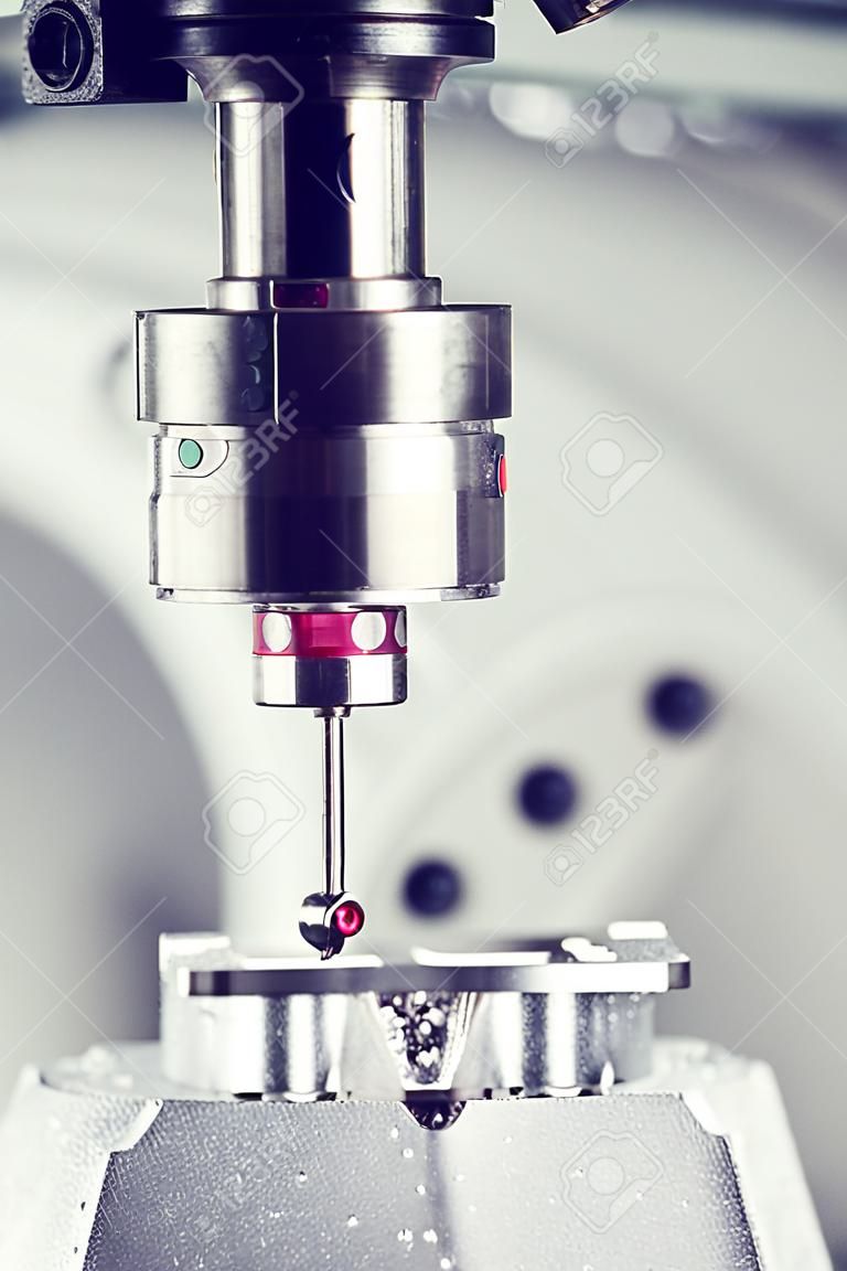 Control de calidad en fresadora CNC. Sensor de sonda de precisión en metalurgia industrial