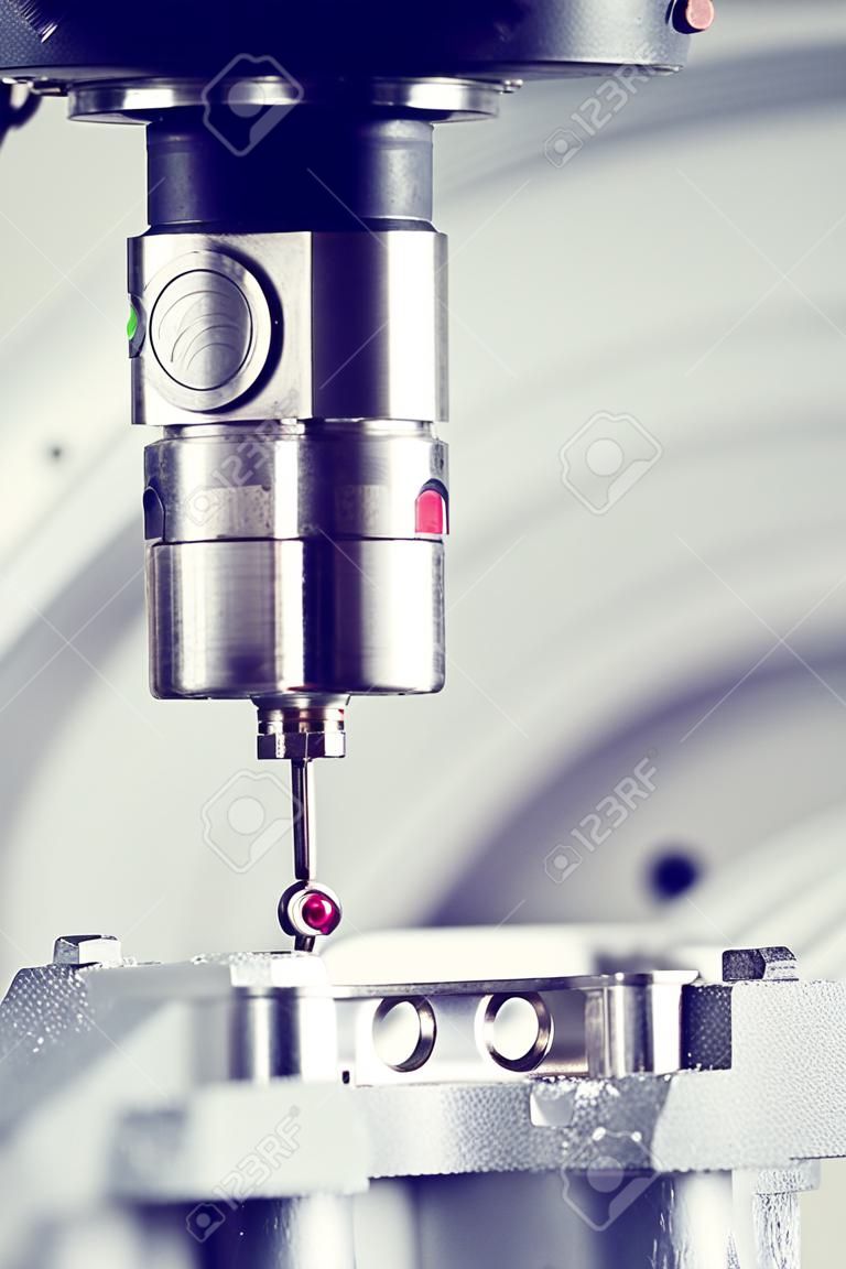 Control de calidad en fresadora CNC. Sensor de sonda de precisión en metalurgia industrial