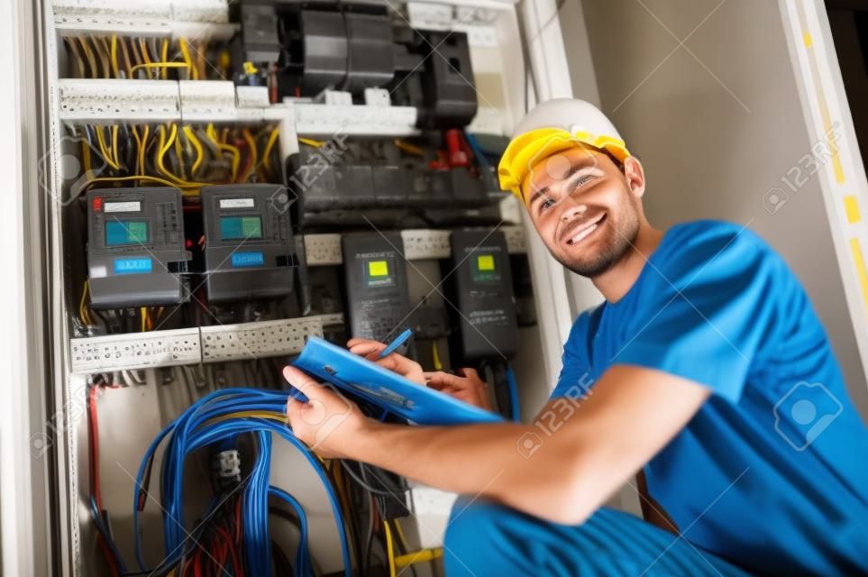 trabajador electricista inspeccionando equipos y medidores de electricidad