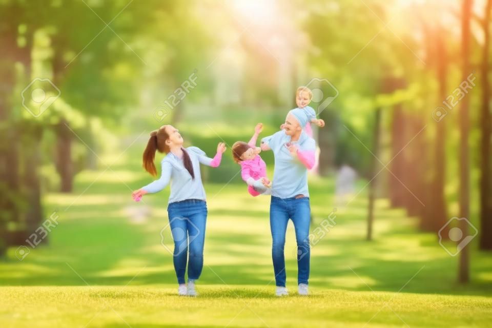 les parents jouent avec les enfants dans le parc