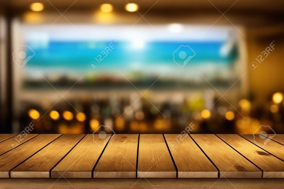 木製テーブルとぼやけ飲料バー背景のビュー