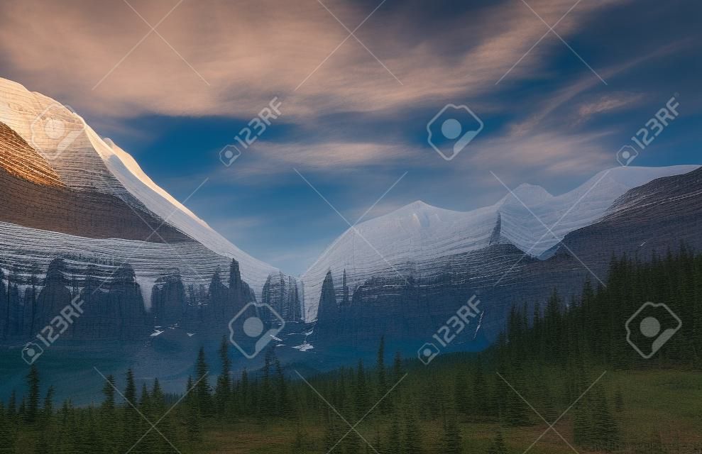 Picos rocosos pintorescos del Parque Nacional Glacier, Montana, EE.UU.