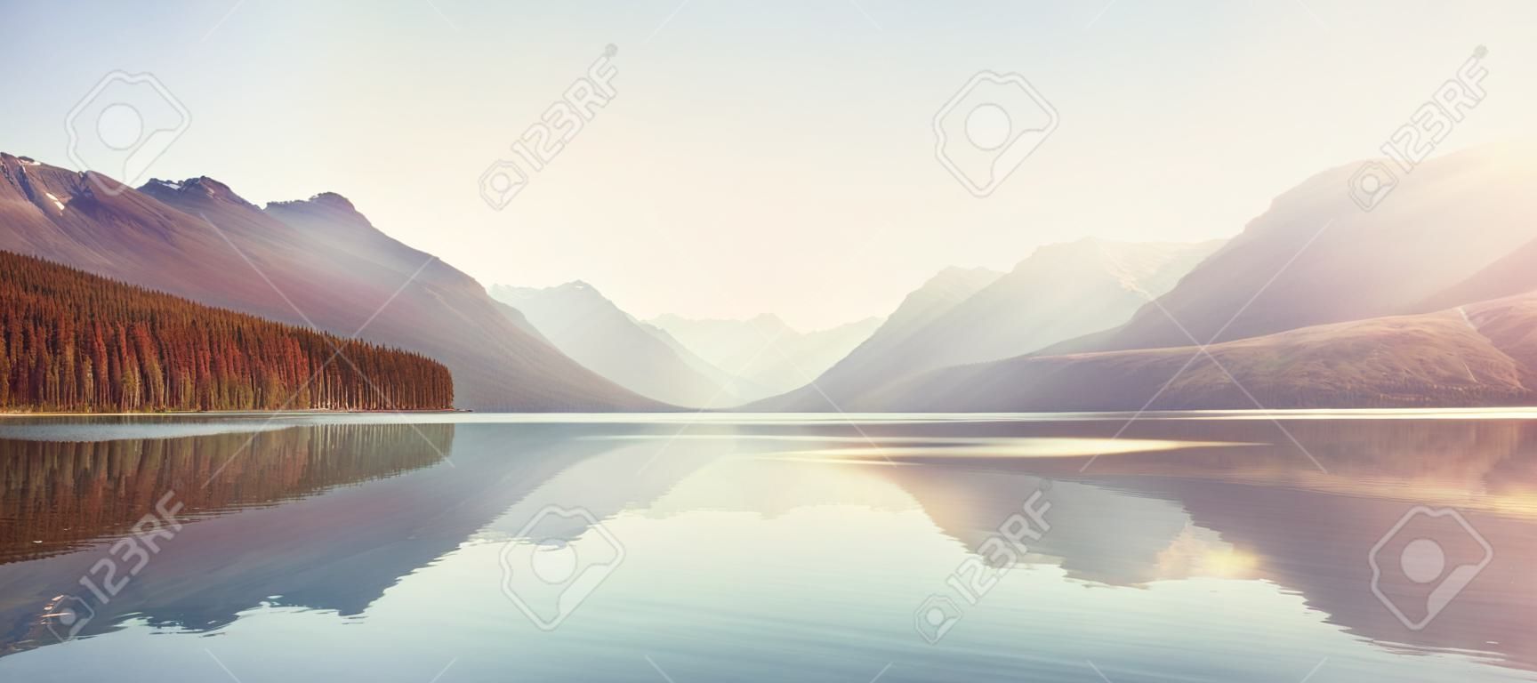 Hermoso lago bowman con reflejo de las espectaculares montañas en el parque nacional de los glaciares, montana, estados unidos.