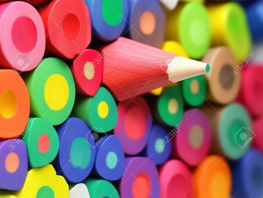 Ahşap boya kalemleri. diğerinden daha farklı. Renkli yüzey.