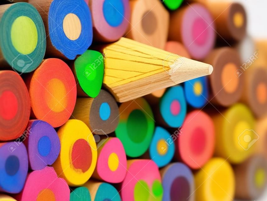 Lápis de madeira. Diferente de outros. Superfície multicolorida.