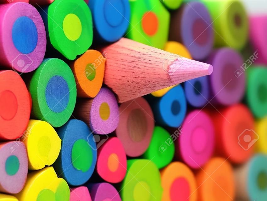 Lápis de madeira. Diferente de outros. Superfície multicolorida.