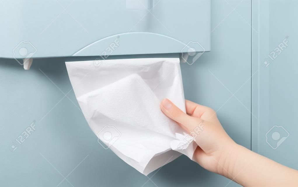 El kadın banyoda duvara Dokular kağıt havlu dispenseri çekin
