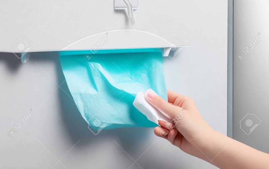 女人
手拉组织纸巾分配器在浴室的墙上