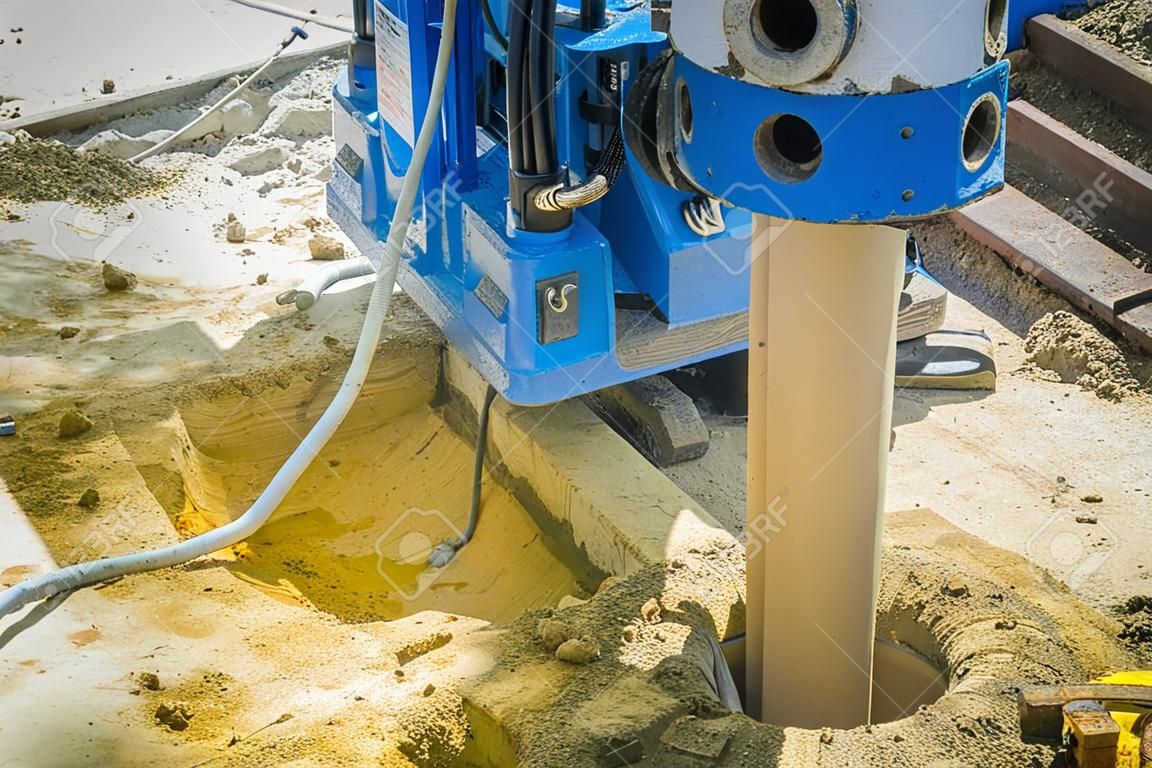 液压钻孔机在建筑工地钻孔，用于钻孔桩工作。钻孔桩是浇筑到钻孔中的钢筋混凝土元件，也称为替换桩。