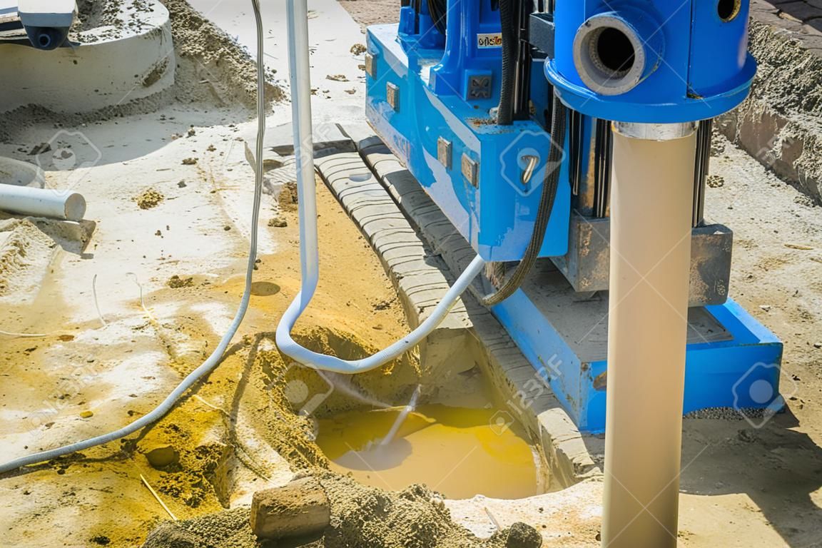 Hidrolik sondaj makinesi şantiyede fore kazık işleri için delik delmektedir. Fore kazıklar, yedek kazıklar olarak da bilinen, delinmiş deliklere dökülen betonarme elemanlardır.