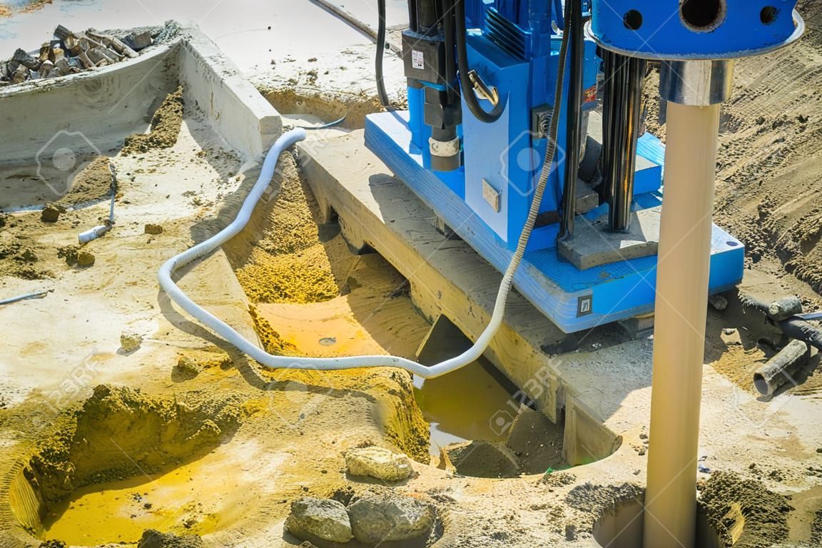 La perforatrice idraulica sta perforando i fori nel cantiere per lavori di pali trivellati. I pali trivellati sono elementi in cemento armato gettati in fori praticati, noti anche come pali sostitutivi.