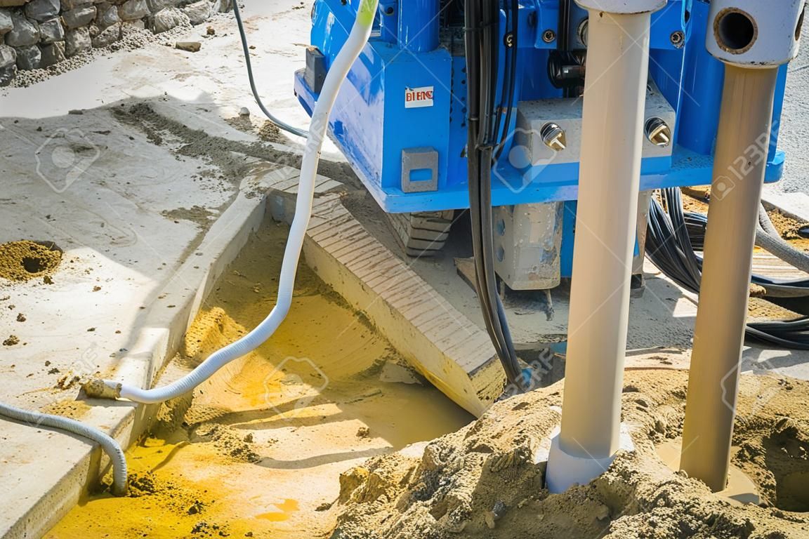 Hydraulische boormachine is boring gaten in de bouwplaats voor verveelde palen werk. Verveelde palen zijn versterkte betonelementen gegoten in geboorde gaten, ook wel bekend als vervangende palen.