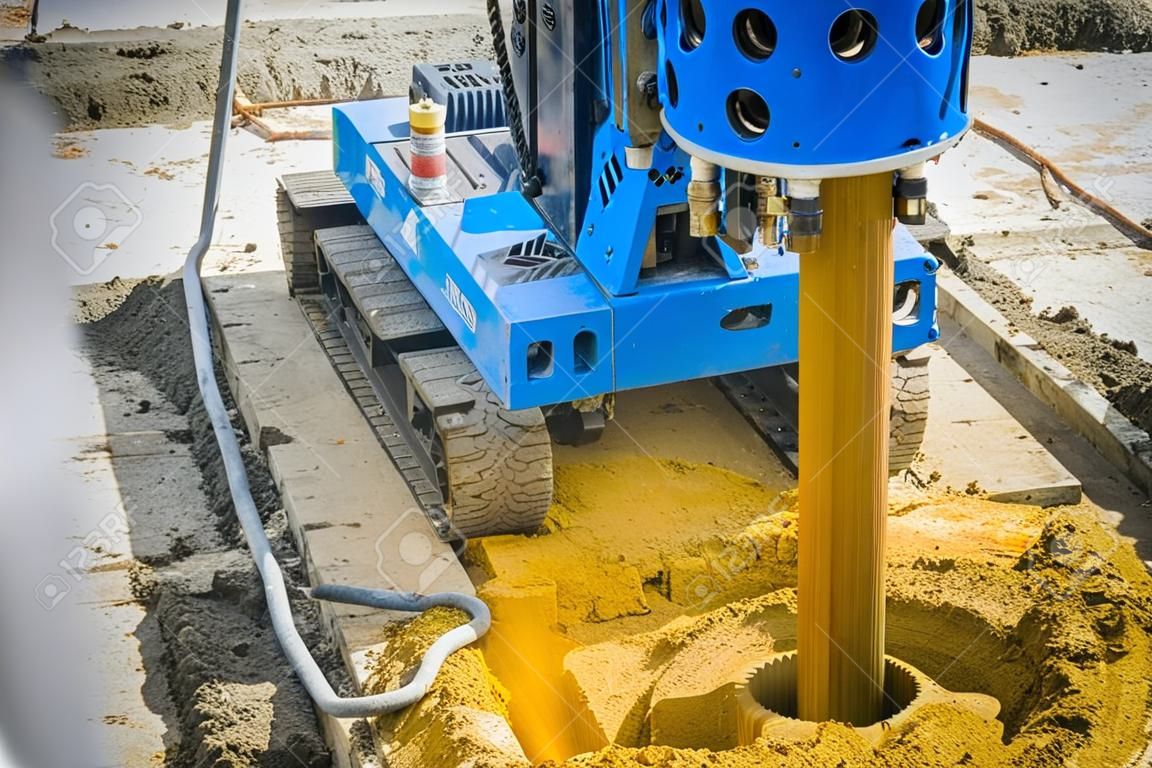 油圧掘削機は、退屈な杭作業のための建設現場で穴を退屈です。退屈な杭は、交換用杭とも呼ばれる掘削穴に投げ込まれた鉄筋コンクリート要素です。