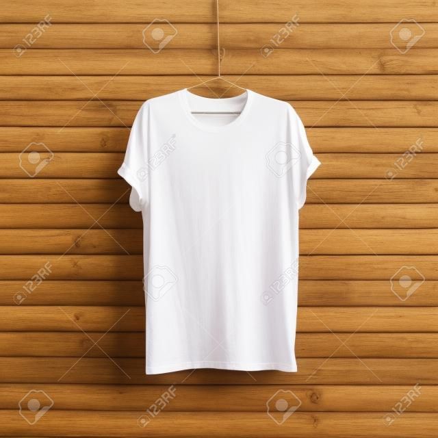 Белая футболка на деревянные стены