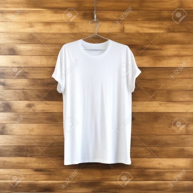 Biały t-shirt na ścianie drewna
