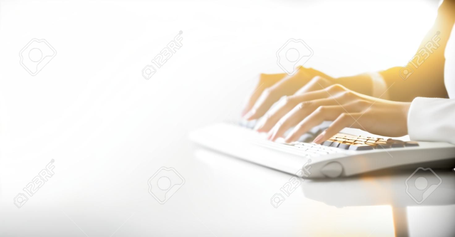 Крупным планом фото женских текста руки печатать на клавиатуре. Визуальные эффекты, белый фон.