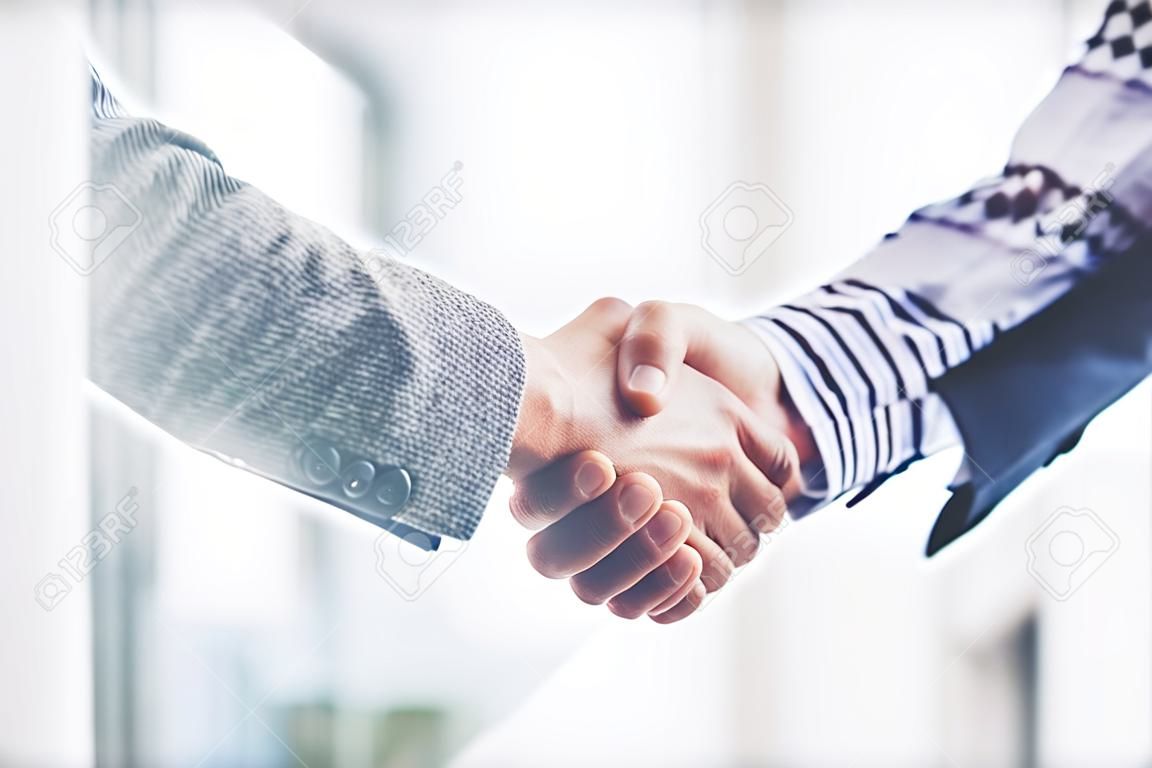 Бизнес партнерство концепции встречи. Изображение рукопожатие бизнесменов. Успешные бизнесмены рукопожатие после хорошей сделки. Горизонтальный, размыты