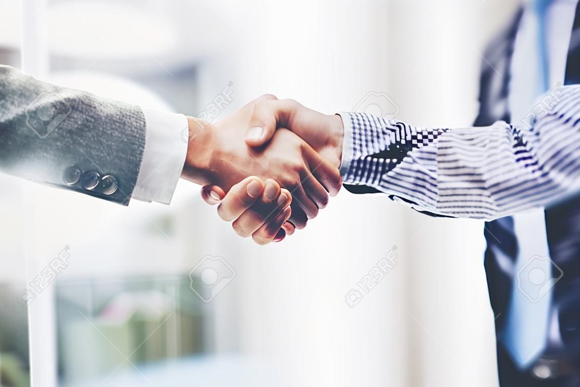 ビジネス パートナーシップ会議コンセプト。画像 businessmans 握手。良い取引後の成功したビジネスマンのハンド シェーク。水平、ぼやけ