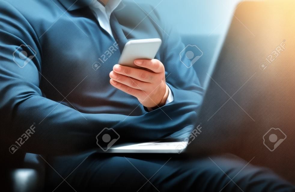 Erfolgreiche Risk Manager arbeiten Laptop moderne Interior Design Loft Office.Men arbeiten Jahrgang Sofa, Mit zeitgenössischen Smartphone Hand Calling.Blurred Background.Business Startup-Idee Process.Film Effect