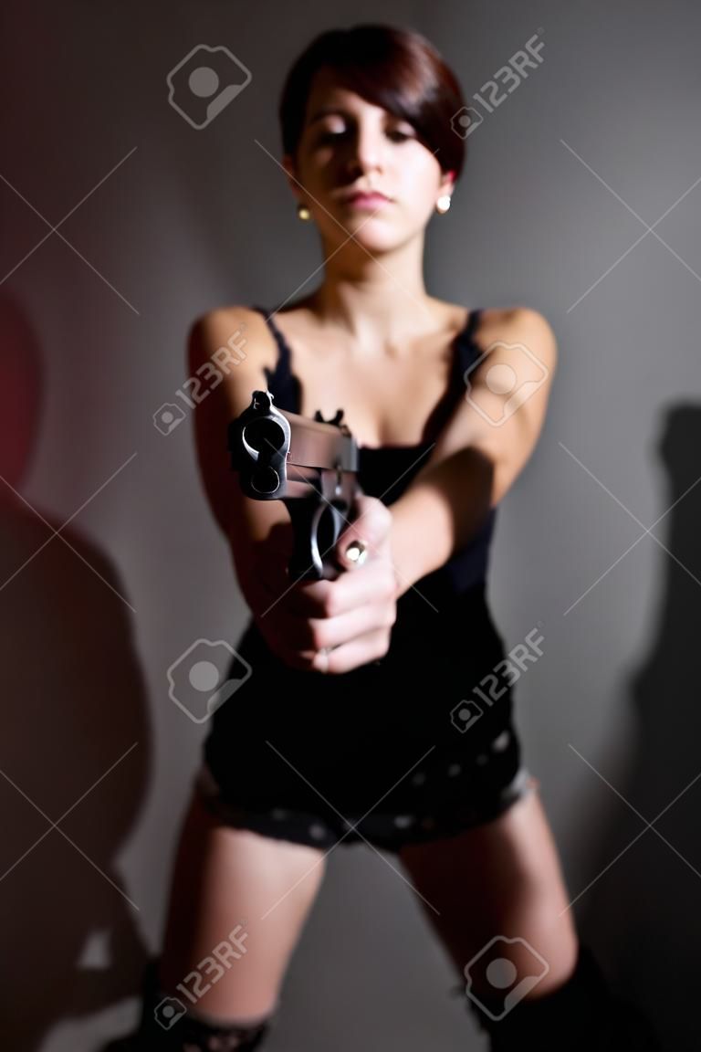 Meisje richt een, focus op het pistool.