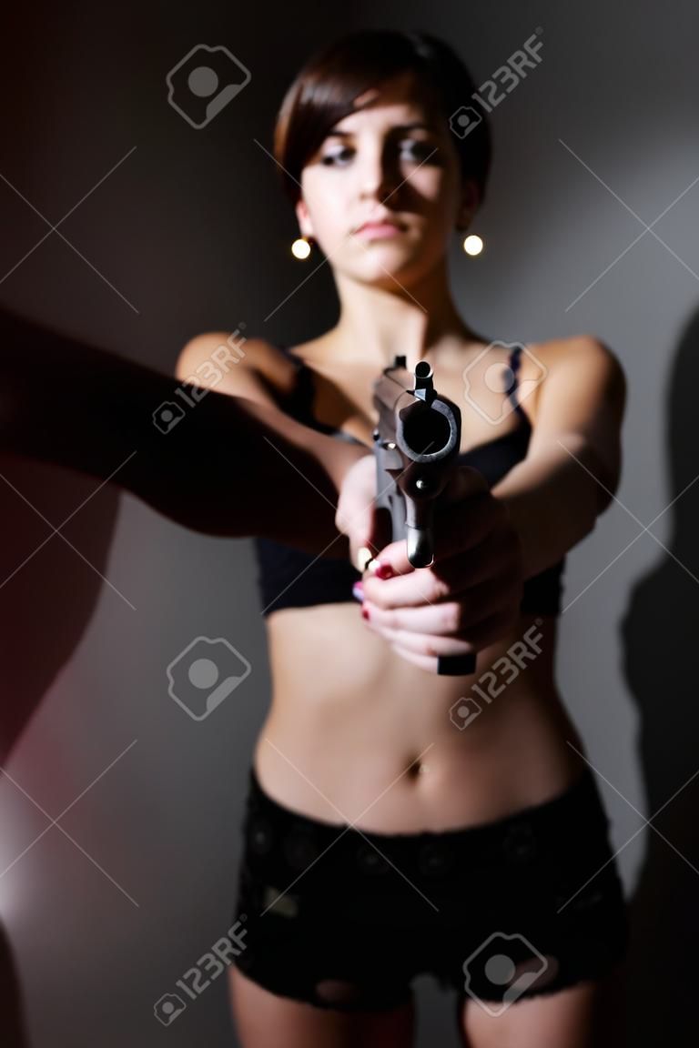 Meisje richt een, focus op het pistool.
