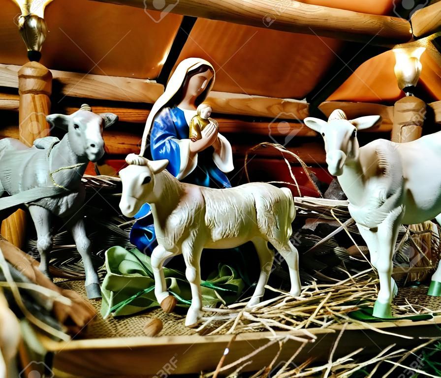 Pesebre de la Navidad con el niño Jesús, el padre José y la Virgen María en estable en Gdansk.