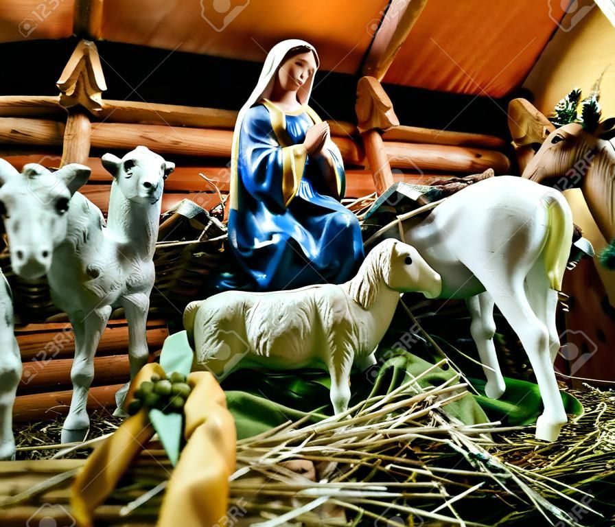 Pesebre de la Navidad con el niño Jesús, el padre José y la Virgen María en estable en Gdansk.