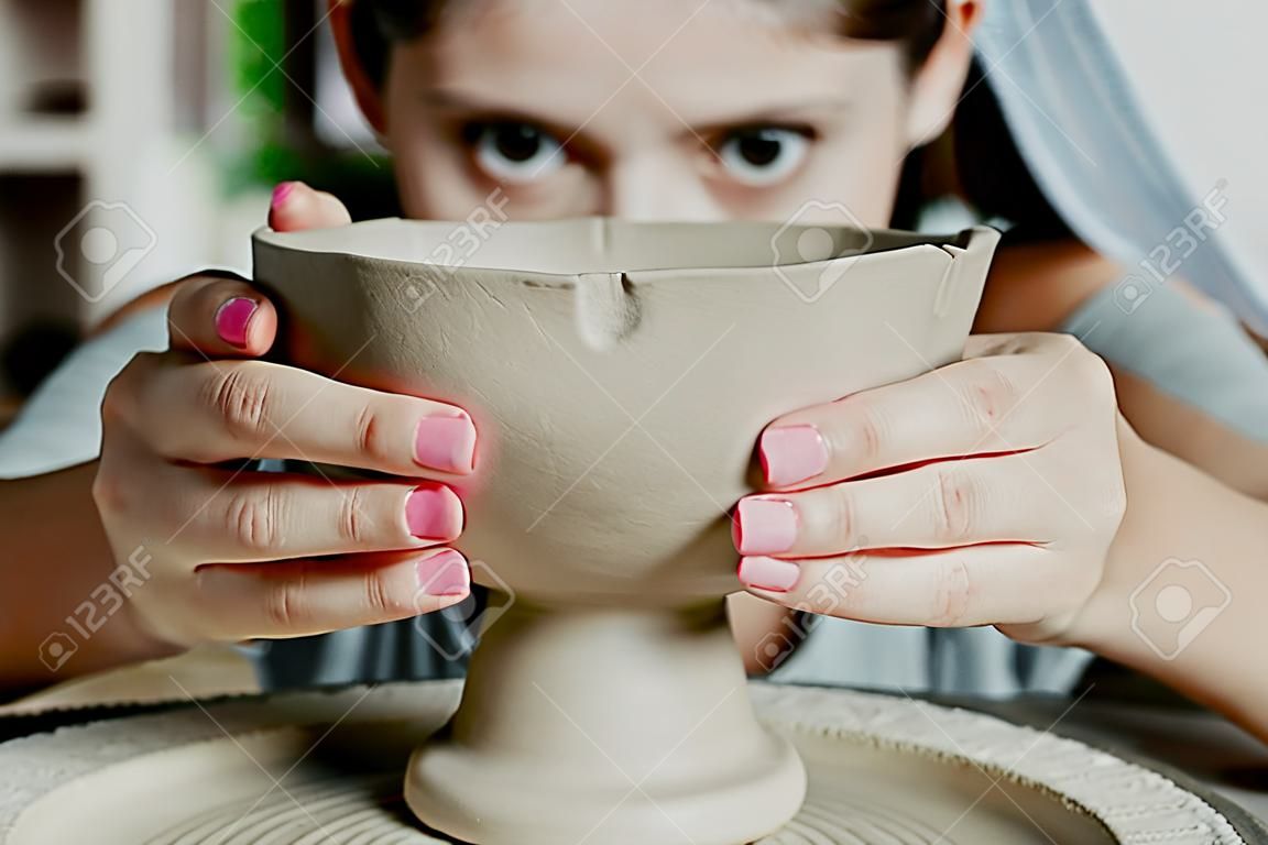 Assiette en céramique moulée de Jeunes Filles à partir d'argile