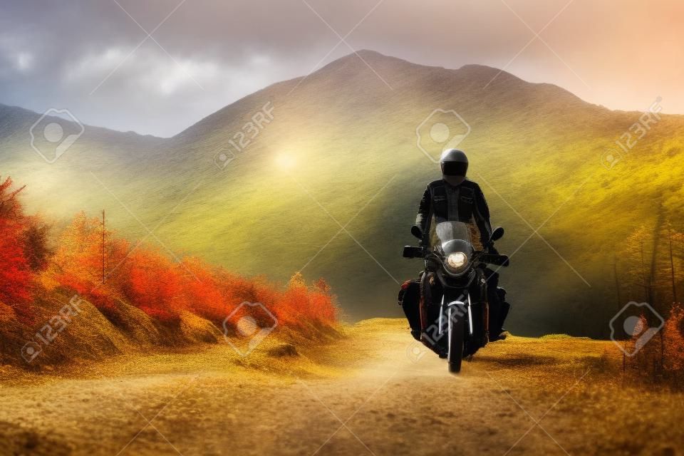 가을 산에서 여행하는 오토바이