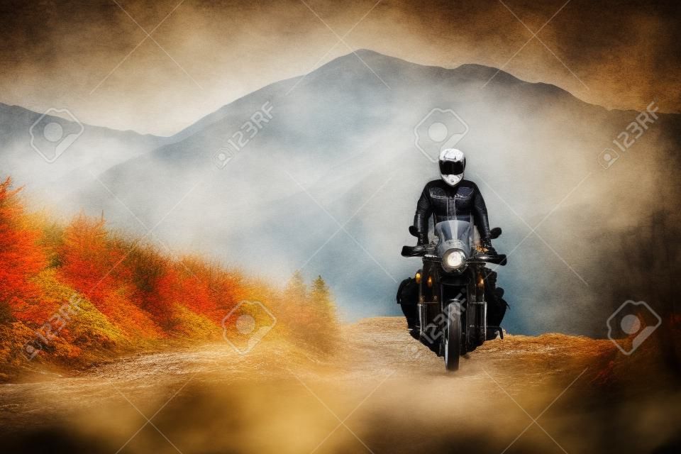 가을 산에서 여행하는 오토바이