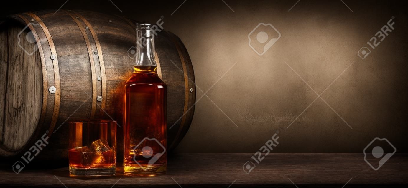 スコッチウイスキーのボトル、ガラス、古い木製の樽。コピースペース付き