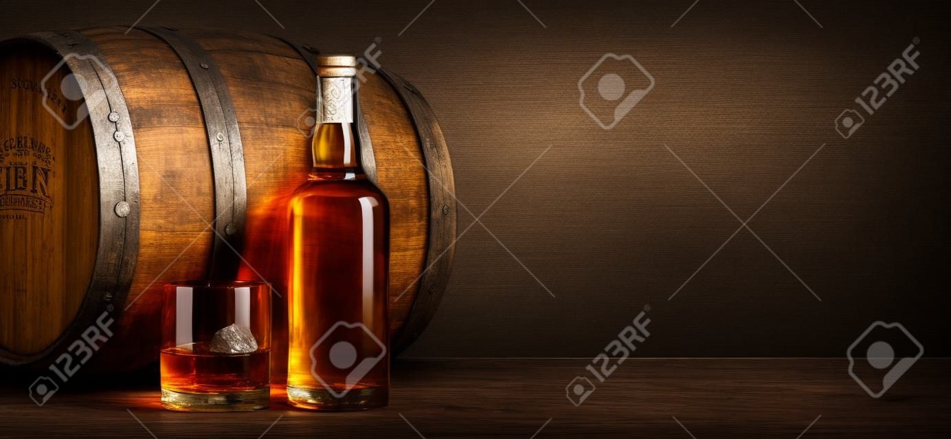 スコッチウイスキーのボトル、ガラス、古い木製の樽。コピースペース付き