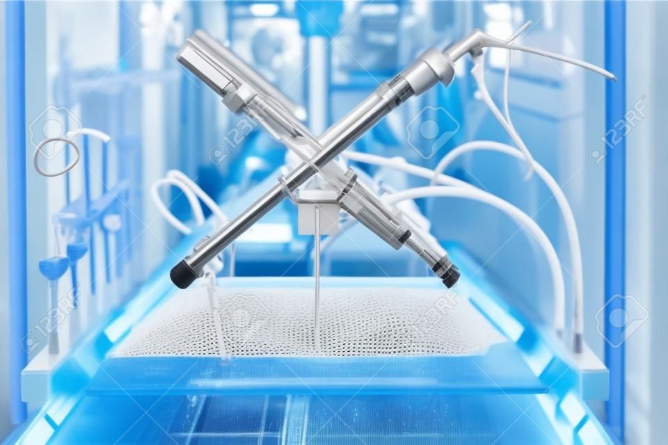 em um departamento central de esterilização, os instrumentos utilizados para uma operação endoscópica são colocados em uma cesta de lavagem para instrumentos endoscópicos
